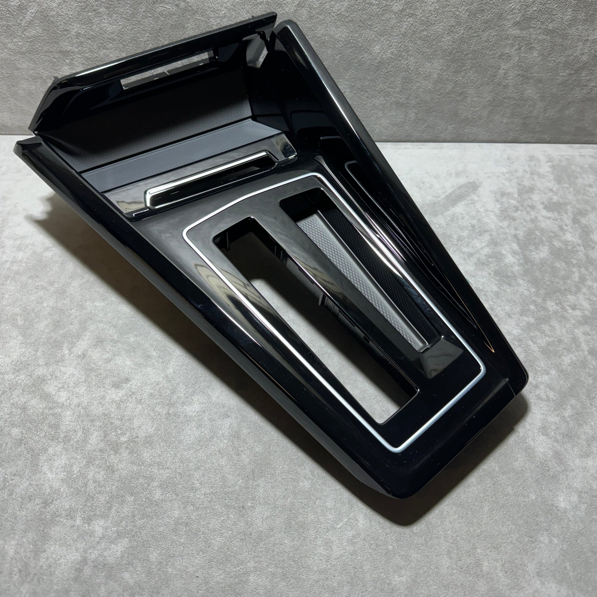 Golf MK8 high gloss black center console