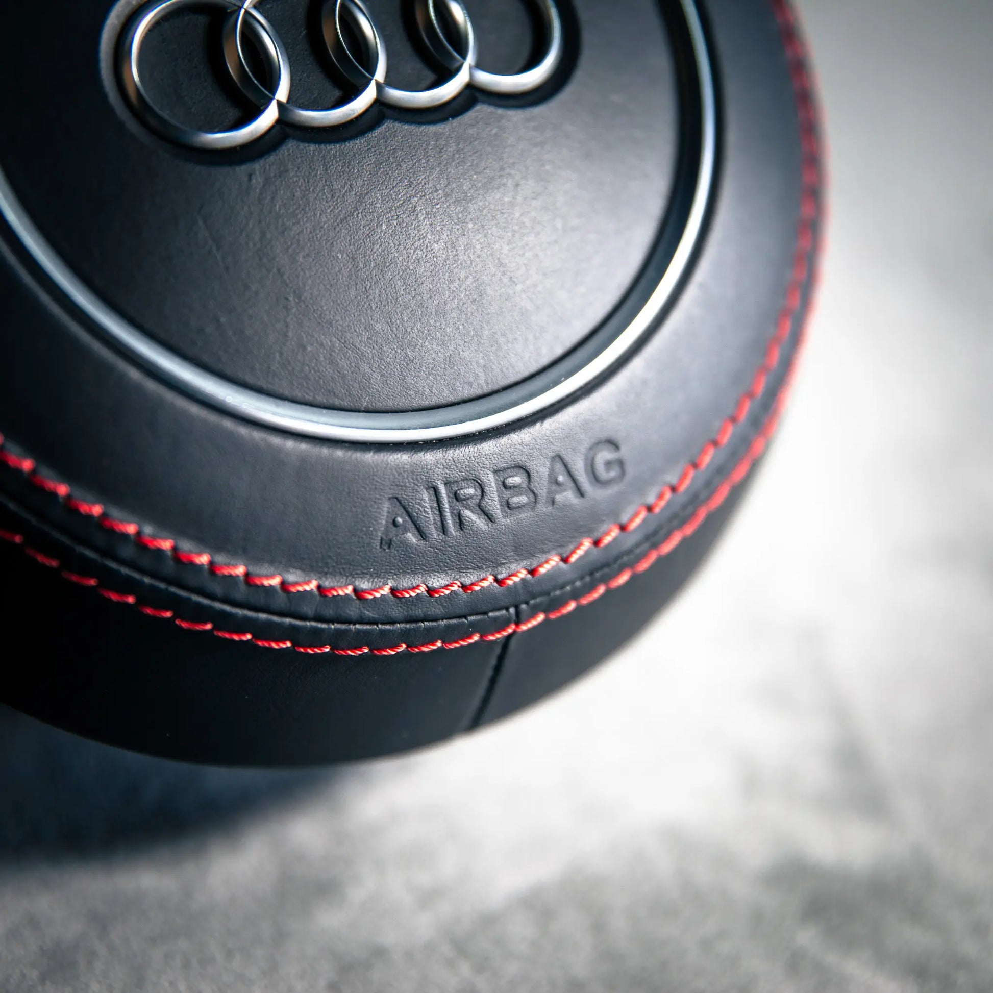 Audi A3 / A4 / A5 / A6 / A7 (S &amp; RS) Original Performance Leder Airbag-Abdeckung